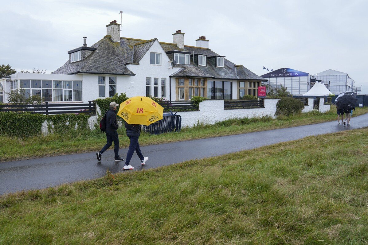 Rumah dengan pemandangan terbaik British Open ini dijual. Ia terletak di tengah padang Royal Troon